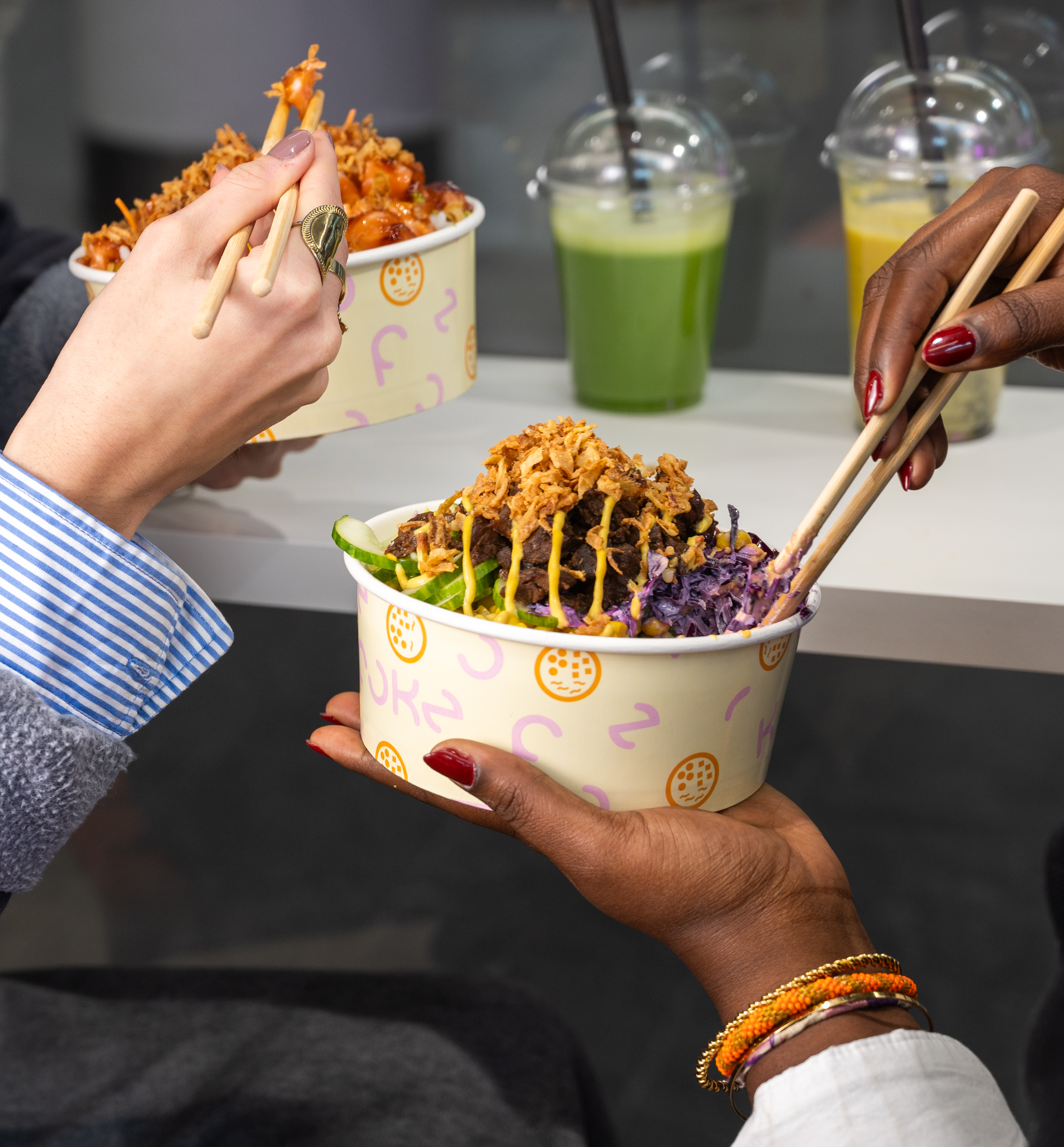 Ur Poke — deux personnes savourent un bowl